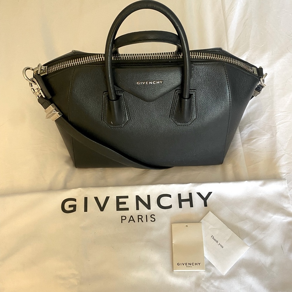 Givenchy Medium Antigona Bag in grained leather - Picture 3 of 8